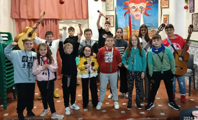 Compones de la Chirigota Infantil Ojú que colgaera