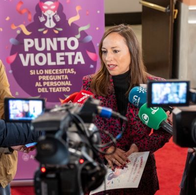 Virginia Martín atendiendo a los medios. Presentación punto violeta.