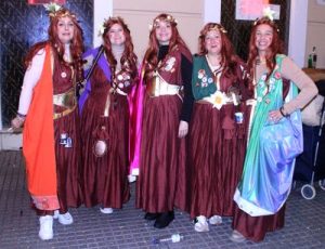 Componentes de la Chirigota Calejera 'Las narcisas' en la calle Nueva