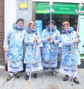 Chirigota Callejera 'No decirnos acólitas...' en la Plaza Topete