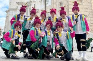 Componentes de la Chirigota Callejera 'Este año salimos...' en la Plaza de la Catedral