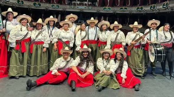 Componentes de 'Las Adelitas' en el escenario del Gran Teatro Falla