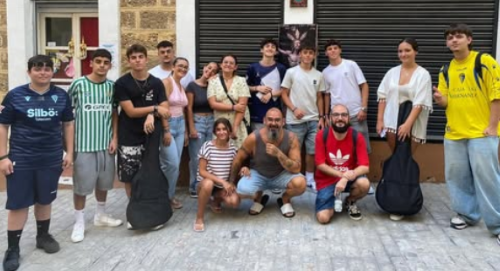 Componentes de la comparsa juvenil 'Más típico no lo hay'