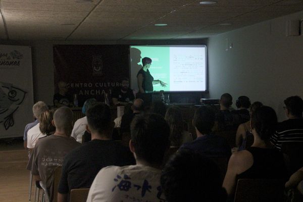 Tami Barrera exponiendo el análisis de Las Coplas Lamentables