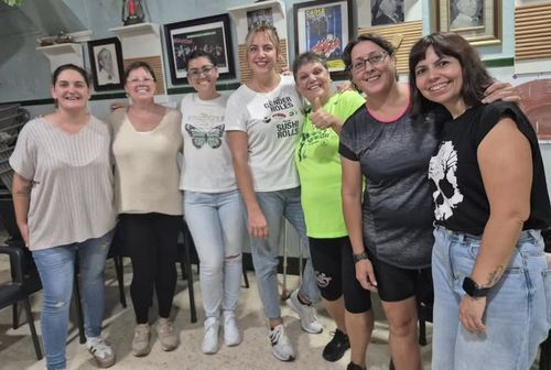 Componentes de la chirigota callejera 'Las Wendy Plane'