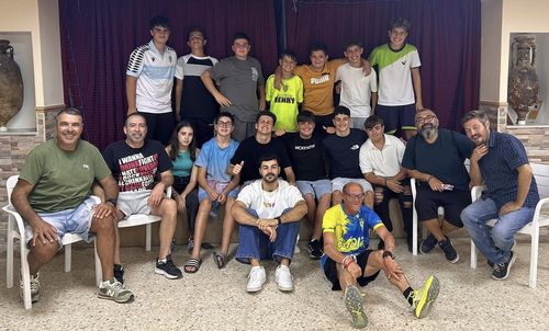 Componentes y autores de la chirigota juvenil 'Los duendecillos de los dos castillos'