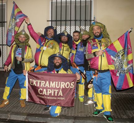 Componentes de la chirigota 'Los abertxales...' esperando a actuar cerca de la calle Sagasta