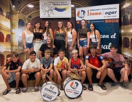 Componentes de la comparsa juvenil 'Las desconchás...'