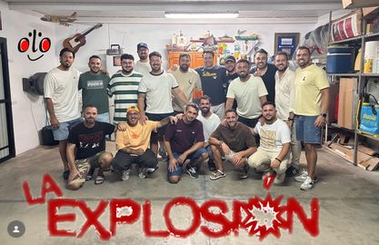 Componentes de la comparsa 'La explosión'