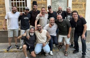 Componentes de la chirigota 'La eterna banda del capitán oreja'