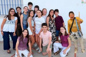 Componentes de la chirigota juvenil 'Las chunguitas'