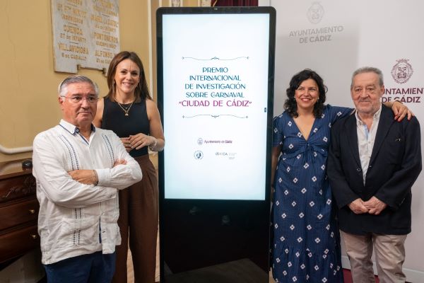 Presentación Premio Internacional de Investigación de Carnaval. de izquierda a derecha: Antonio Mintiel, presidente del Aula de Cultura, Beatriz Gandullo, Concejala de Fiestas, Ester Trigo Directora de Cultura de la UCA y Alberto Ramos, director de la Cátedra de Carnaval de la UCA. Foto: Gabinete Prensa Ayt.Cádiz