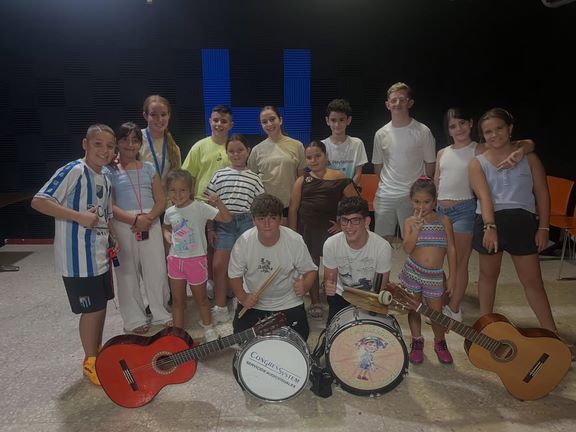 Componentes de la chirigota infantil 'Estamos to colgaos'